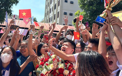 Xuân Mạnh vỡ òa niềm vui trong vòng tay bè bạn