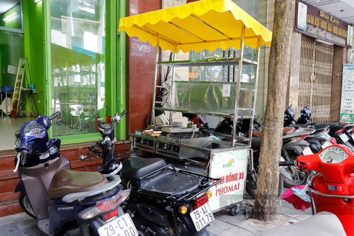 Tại phố Nguyễn Trường Tộ (quận Ba Đình), thiết bị máy móc của một quán bán bánh đồng xu phô mai đã được dọn vào một góc. Ảnh: Dân Việt