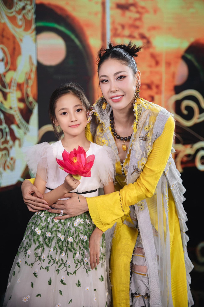 Vì thường xuyên được mẹ dẫn đi tham gia các sự kiện, thế nên từ khi còn nhỏ, bé Viann đã vô cùng chuyên nghiệp khi tạo dáng trước ống kính.