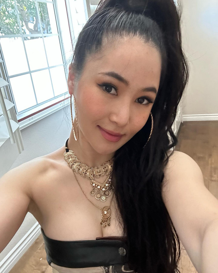 Trong sản phẩm âm nhạc mới nhất, Hương Tràm từng gây bất ngờ khi 'đổi gió' với những bộ đồ vô cùng táo bạo