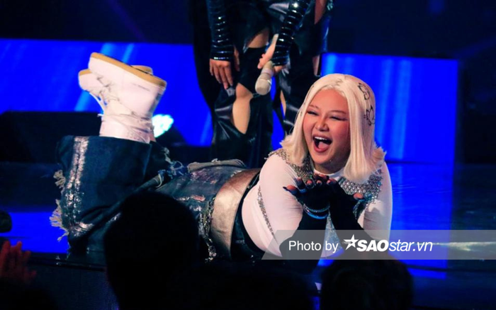 Hà Minh nổi tiếng với 'vũ điệu lau sàn' tại Vietnam Idol.