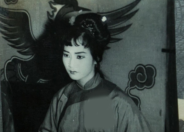 NSND Như Quỳnh sinh năm 1955 trong gia đình có truyền thống nghệ thuật với bố mẹ là cặp nghệ sĩ cải lương nổi tiếng Tiêu Lang - Kim Xuân. Trước khi vang danh trong làng phim ảnh, bà từng có thời gian học tập và gắn bó với sân khấu cải lương.