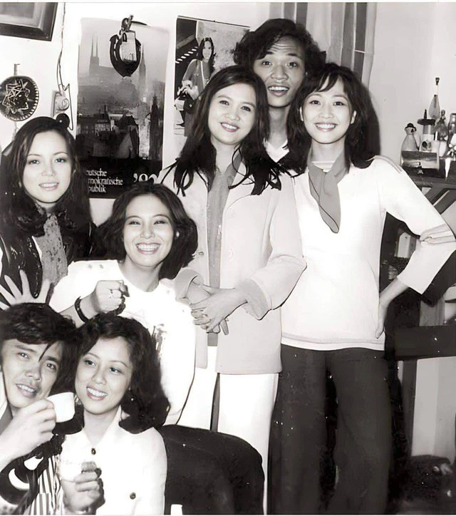 Hàng cuối: Vợ chồng NSND Mạnh Hà. Hàng hai: Danh ca Ái Vân và Lệ Quyên. Hàng trên cùng: nghệ sĩ Thuý Hà, NSND Như Quỳnh và nghệ sĩ Phạm Ngọc Khôi.