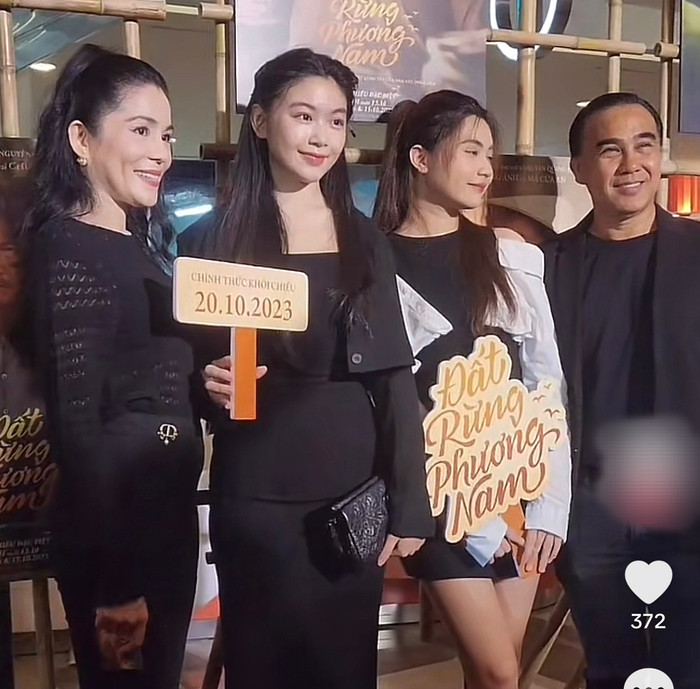 Với ống kính camera thường nhưng 2 cô gái cân mọi góc đẹp. 