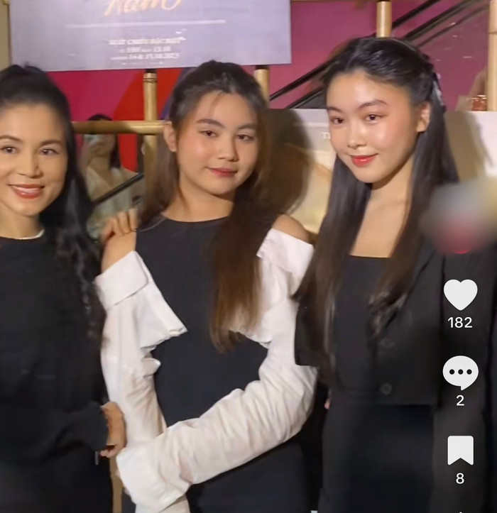 Sự xuất hiện của 2 ái nữ nhà Quyền Linh nhanh chóng chiếm trọn spotlight với nhan sắc xinh đẹp.