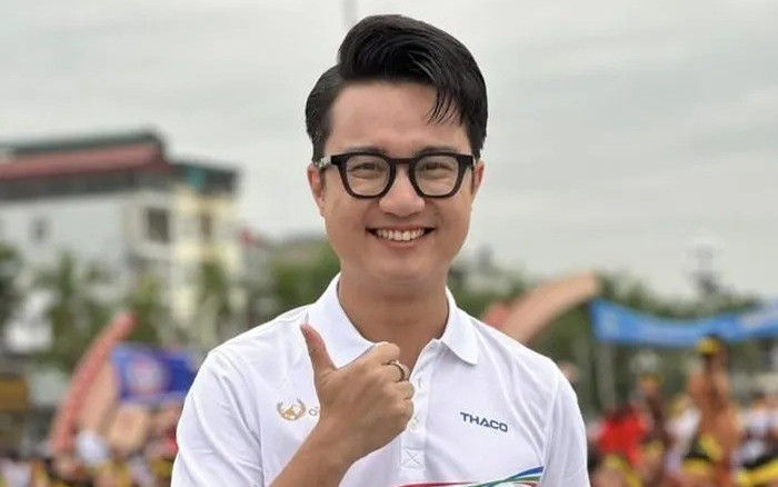 MC Sơn Lâm bị CĐV Thanh Hóa 'nuốt chửng' khi Lê Xuân Mạnh được xướng tên vô địch Ảnh 2