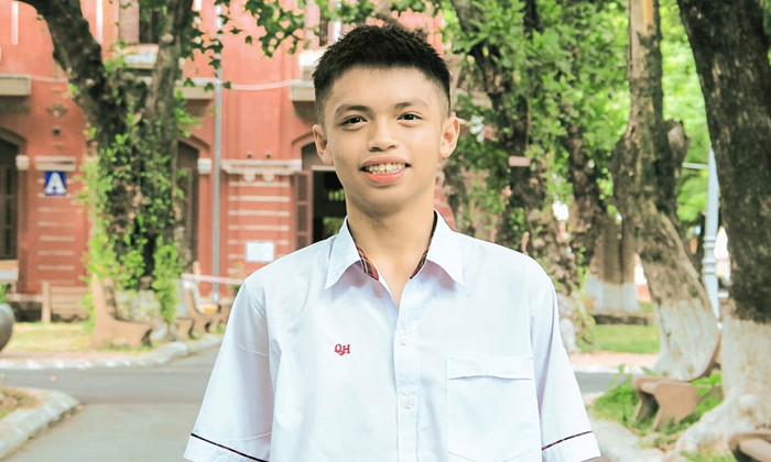 Minh Triết là học sinh của trường THPT chuyên Quốc Học, Thừa Thiên - Huế