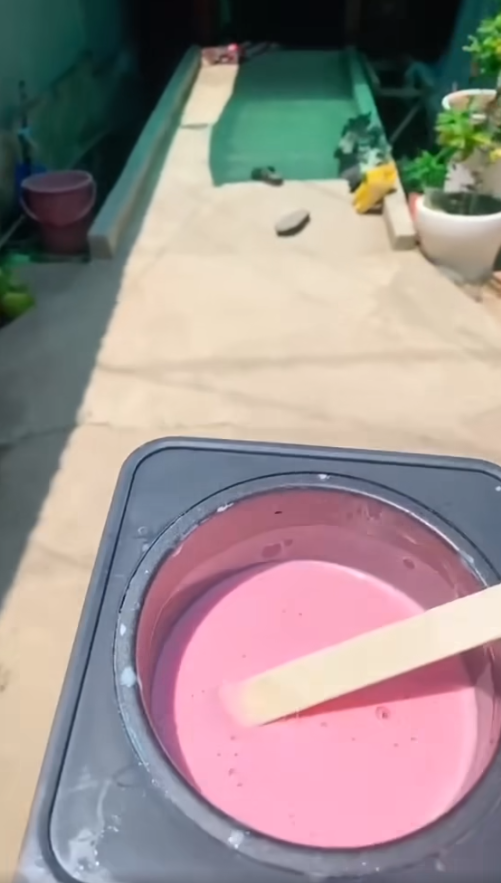 Cô gái đun nóng hỗn hợp sáp dùng để 'wax lông' nhằm giúp bà dì hàng xóm nhổ lông vịt nhanh gọn hơn