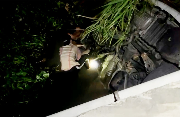 Người phụ nữ lao ô tô xuống kênh lúc nửa đêm. Ảnh: KTĐT