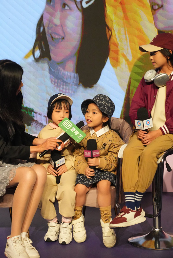 Dù mới chỉ 5, 6 tuổi những mẫu nhí Việt đã có đủ sự tự tin, bản lĩnh trước những câu hỏi của truyền thông nước bạn 