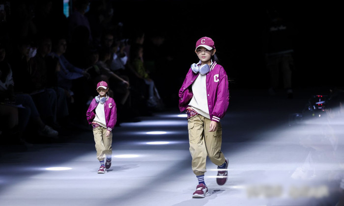 Mẫu nhí xứ Lạng không những tạo ấn tượng tốt bởi vẻ ngoài xinh xắn, khả năng nhảy dancesport mà còn có tố chất của một người mẫu chuyên nghiệp với những bước catwalk linh hoạt, chuyên nghiệp. 