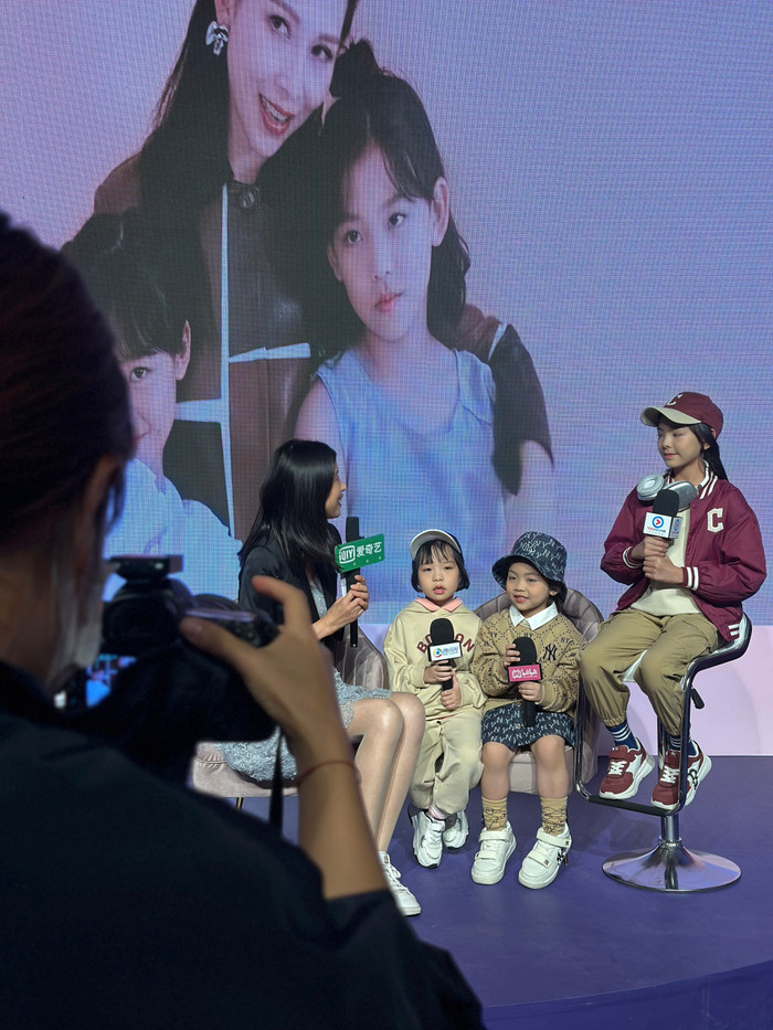 Mẫu nhí Việt tự tin trả lời phỏng vấn báo, đài xứ Trung