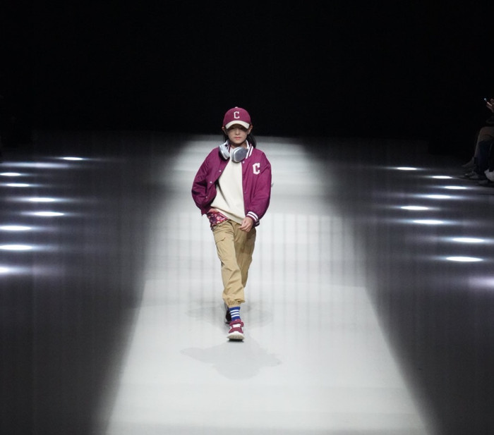 Dù là chụp ảnh look book hay catwalk trên sàn diễn lớn, mẫu nhí JiJi - Cát Tường (11 tuổi) luôn giữ vững 'phong độ' và thần thái đẳng cấp của một người mẫu high fashion. Mẫu nhí Cát Tường đến từ Lạng Sơn. Gia đình không có ai theo nghệ thuật nhưng điều đó không thể ngăn cản Cát Tường đến với ánh đèn sân khấu. 