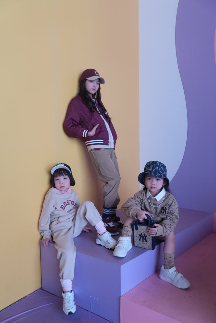 Ba mẫu nhí đọ dáng với những set đồ cực chất 