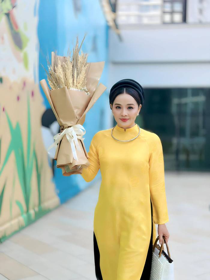 Diễn viên Hoài An: 'Ngồi theo dõi lại hành trình tìm cha của cậu bé An được lồng ghép trong cuộc đấu tranh của những người yêu nước ở phiên bản điện ảnh, quá hoành tráng và giàu cảm xúc! Nhân vật nào cũng đầy nội tâm, nhiều đất diễn, còn mạch phim thì cứ cuốn hút, cứ khiến người xem bị chìm đắm trong thương, ghét, vỡ oà… có khóc, có cười và cực kỳ mãn nhãn với những cảnh hành động nghẹt thở đầy khí phách hào hùng dân tộc'.