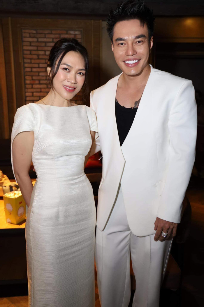 Lê Dương Bảo Lâm thể hiện sự hào hứng khi được chụp hình với Mỹ Tâm