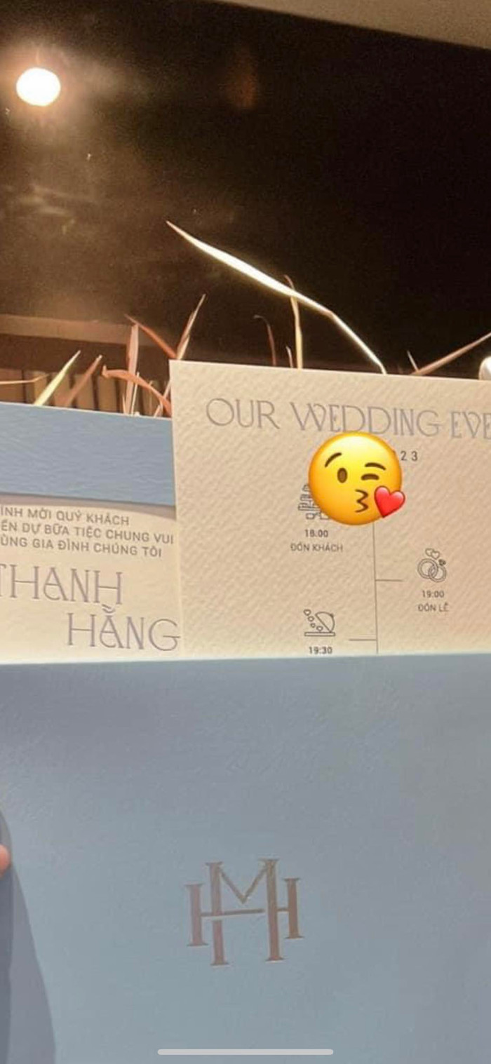 Thiệp cưới của Thanh Hằng cùng chồng Nhạc trưởng được một vị khách mời hé lộ. 