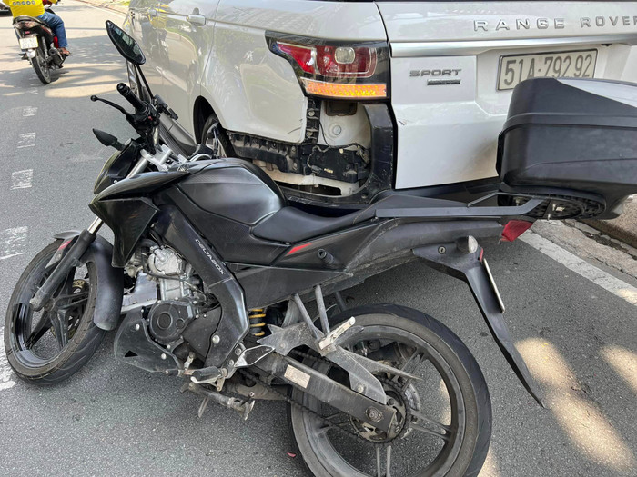 Dù ô tô của mình bị hư hỏng nặng, nhưng nam doanh nhân vẫn giữ thái độ khá tích cực, bình tĩnh