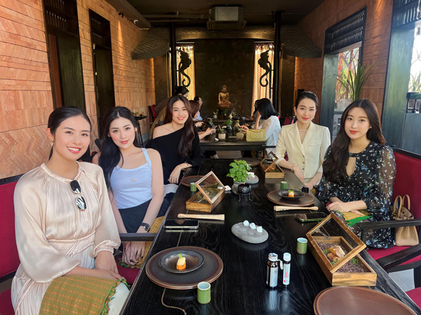 Hậu sinh nở, Đỗ Mỹ Linh khá chăm chỉ đi gặp gỡ hội chị em đình đám trong giới showbiz