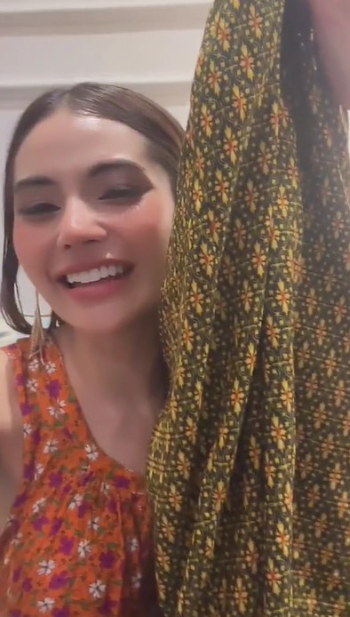 Mỹ nữ rất vui vẻ, hào hứng khi nhận được món quà này.