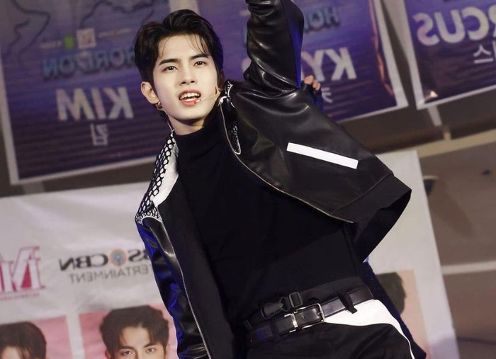 Kyler được đông đảo khán giả biết đến khi debut ở vị trí thứ 3 chung cuộc trong chương trình thử giọng toàn cầu liên kết giữa Hàn Quốc và Philippines - Dream Maker.Vũ đạo uyển chuyển,pha nét quyến rũ cùng thần thái sắc lạnh trên sân khấu của anh chàng đã thu hút lượng lớn người hâm mộ. 