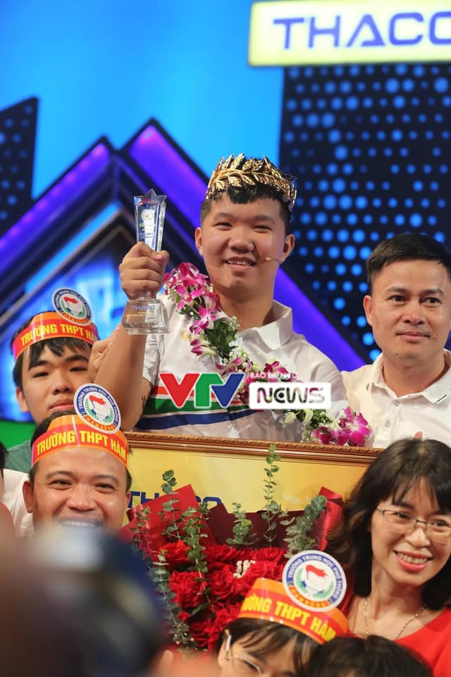 Xuân Mạnh vỡ òa trong niềm vui chiến thắng cùng gia đình, thầy cô, bạn bè...