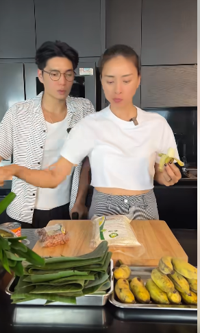 Vợ chồng Ngô Thanh Vân lần đầu tiên cùng nhau trổ tài làm món chuối nướng 