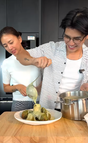 Ngô Thanh Vân tỏ ra khá thích thú với món chuối nướng do chồng thực hiện