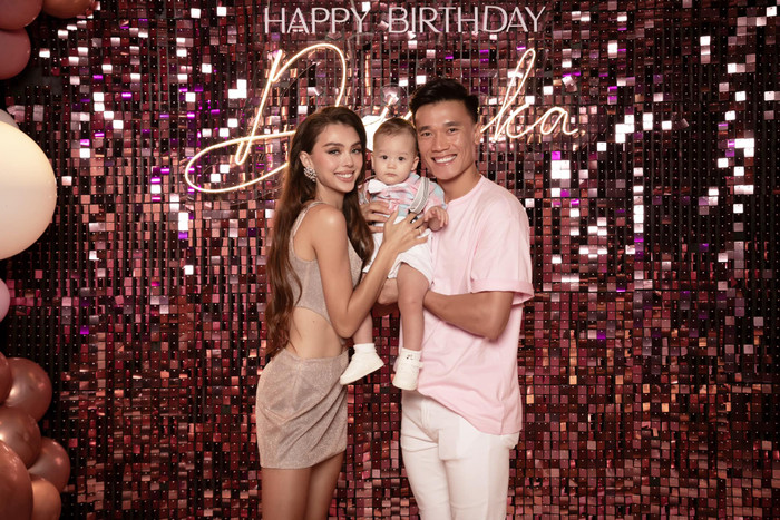 Cặp đôi thường xuyên chia sẻ khoảnh khắc hạnh phúc bên gia đình nhỏ.