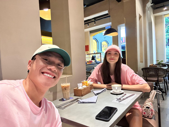 Đôi vợ chồng diện đồ đôi vô cùng ngọt ngào.