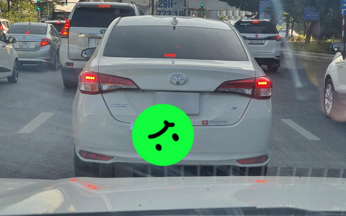 Để vợ lái ô tô, chồng liền dán tấm bảng khiến các phương tiện tự giữ khoảng cách Ảnh 2