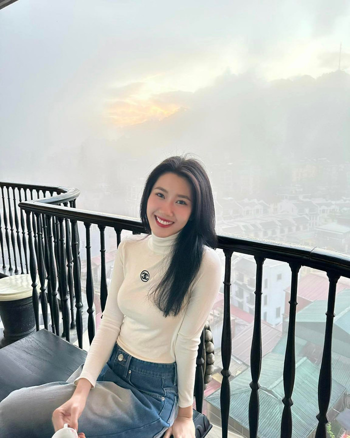 Nhan sắc ngày thường vô cùng rạng rỡ của cô.