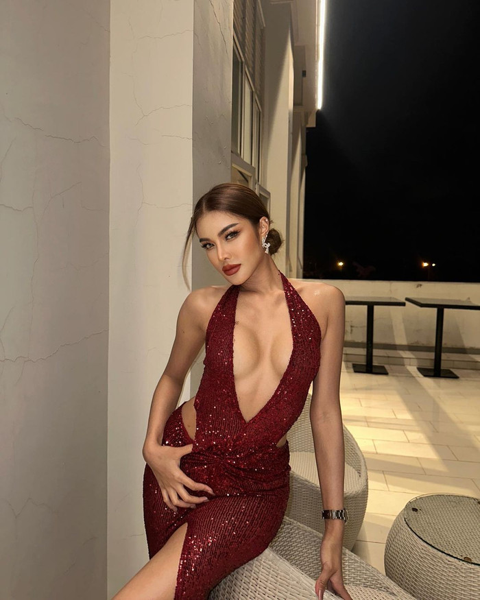 Aoom  Thaweeporn bị chỉ trích thiếu tinh tế khi đăng đàn cảnh cáo về quan hệ giữa cô và chủ tịch Miss Grand. 