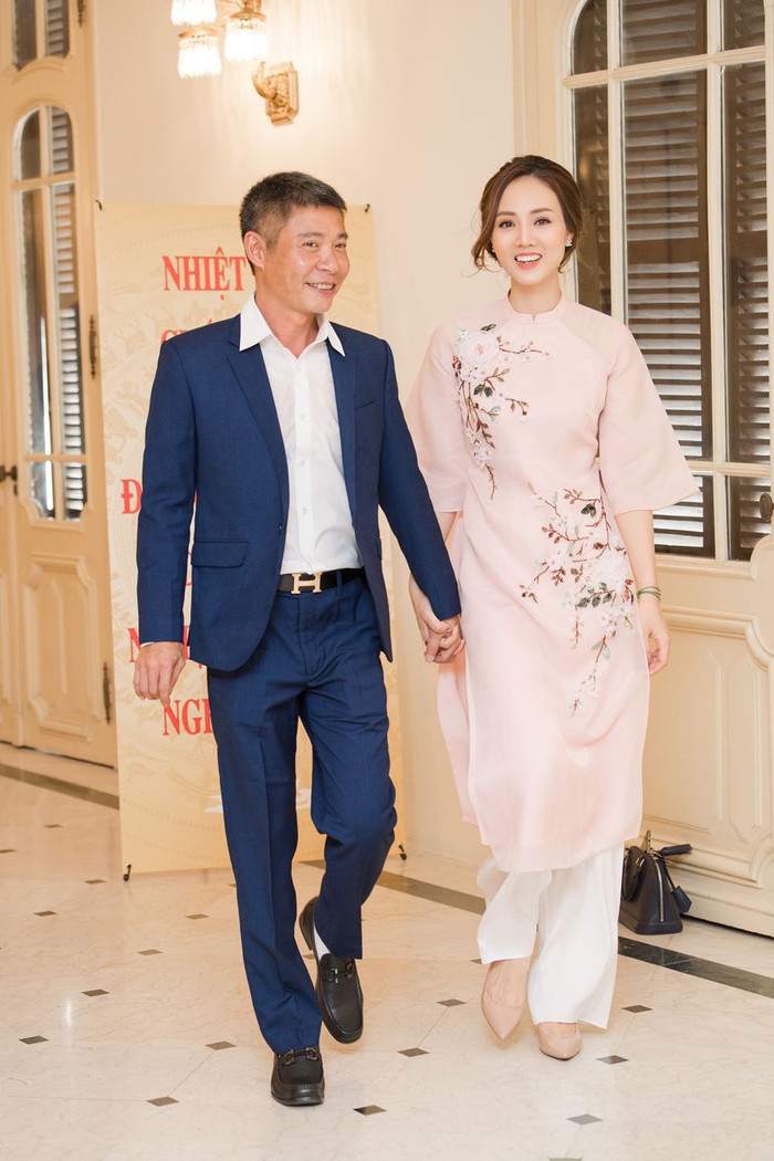 Trong suốt quãng thời gian dài điều trị bệnh, bà xã là người đồng hành cùng nam nghệ sĩ trên mọi hành trình.