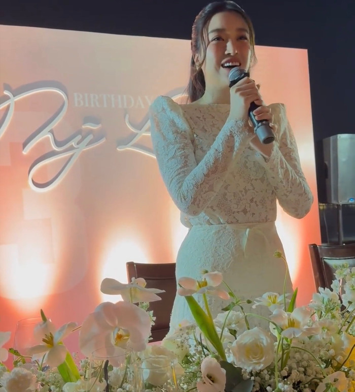 Đỗ Mỹ Linh hạnh phúc đón nhận tình cảm của gia đình, bạn bè trong ngày sinh nhật.