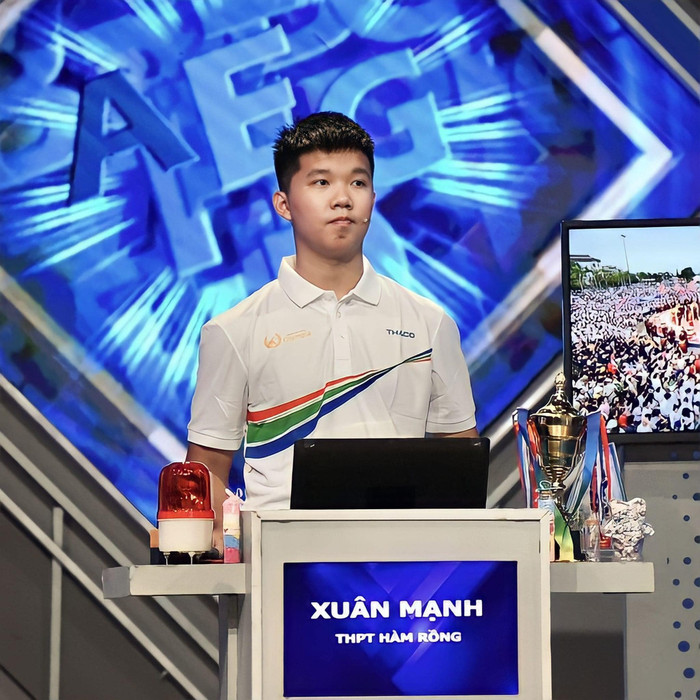 Sau khi giành chức quán quân Olympia 2023, Lê Xuân Mạnh được Chủ tịch UBND tỉnh Thanh Hóa trao Bằng khen và tiền thưởng 200 triệu đồng 
