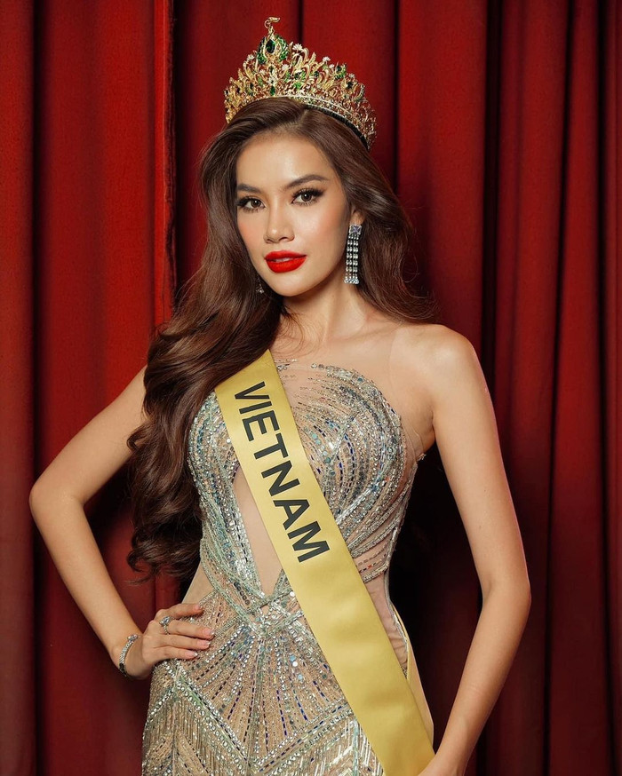 Cô nhận được sự ủng hộ nhiệt tình từ gia đình, bạn bè thân thiết và đông đảo người hâm mộ hương sắc Việt.