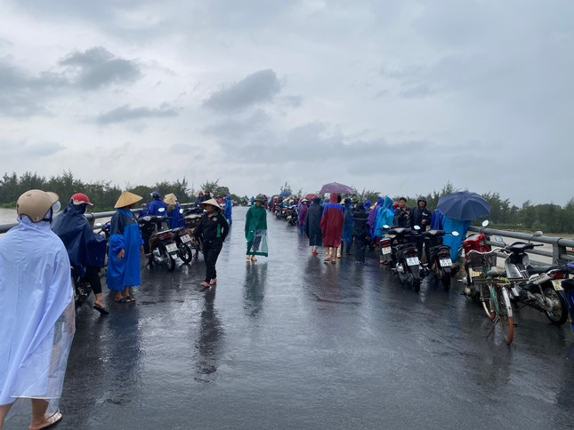 Khu vực cầu Trung Lĩnh, nơi phát hiện thi thể nam sinh. Ảnh: Tiền Phong