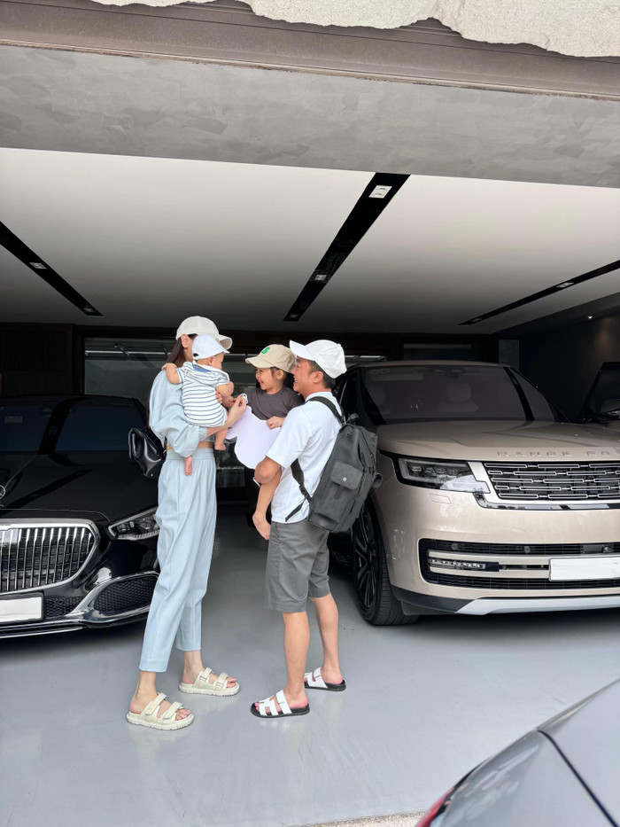 Bakcground 'sống ảo' với dàn siêu xe đắt đỏ chiếm trọn spotlight trong khung ảnh gia đình Cường Đô La - Đàm Thu Trang. 