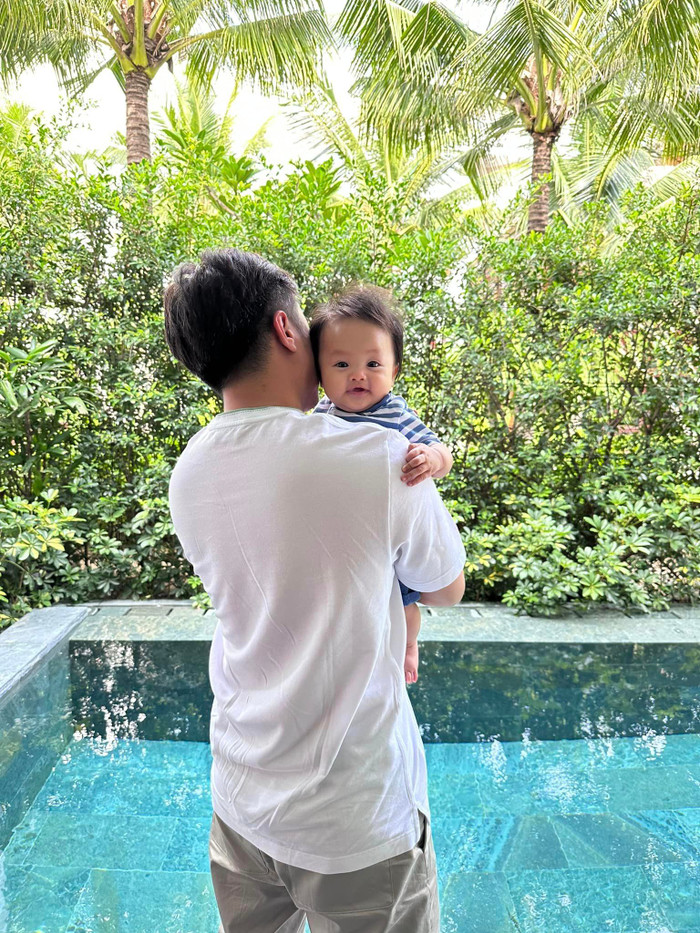 Trên mạng xã hội, Cường Đô La thường xuyên chia sẻ những khoảnh khắc bình dị khi chăm sóc các con. 