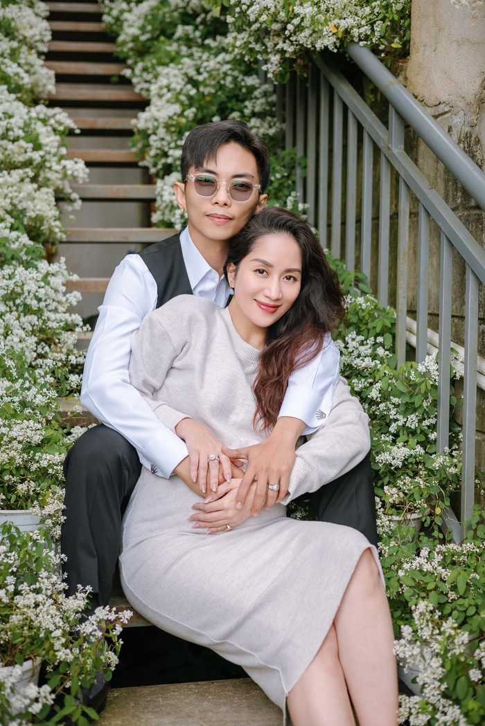Trải qua nhiều thăng trầm, đến năm 2015, Khánh Thi chính thức hạ sinh con trai đầu lòng cho Phan Hiển khi chưa đăng ký kết hôn. Cả hai quyết định về chung một nhà để chăm sóc con trai thật tốt. Năm 2018, cô tiếp tục sinh hạ người con gái thứ 2.  