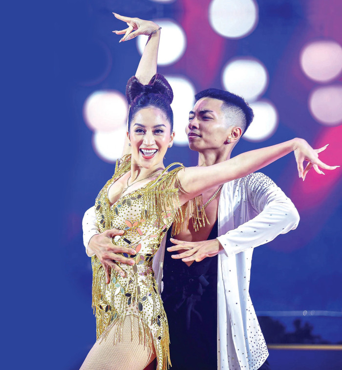 Cô từng giành nhiều giải thưởng danh giá như vô địch Dancesport Việt Nam mở rộng, giải AIG và giải SEA Games.