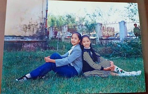 Một khung ảnh khác được Khánh Thi ghi lại cùng năm (1993) với bạn học. Cô viết: “Chụp hình với cô bạn học cùng lớp K22/7 trường Cao đẳng múa Việt Nam. Ngày đó mình style lúa mạ”.