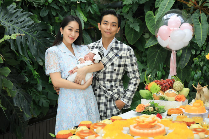 Tuy chưa kịp lấy lại được vóc dáng thon gọn sau khi hạ sinh nhóc tì thứ 3, song nhan sắc và khí chất sang chảnh của Khánh Thi vẫn gây ấn tượng mỗi khi xuất hiện.