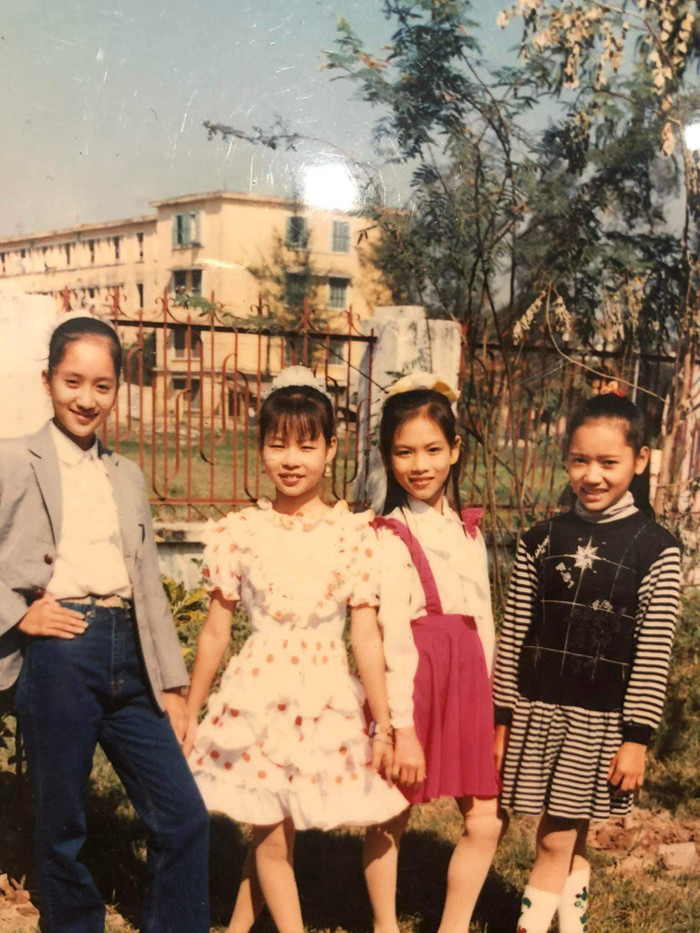 Qua nhiều khoảnh khắc khoe sắc khi còn ngồi trên ghế nhà trường, có thể thấy dù mới 11-12 tuổi nhưng Khánh Thi đã nổi bật với vẻ ngoài xinh xắn, tươi tắn và chiều cao vượt trội hơn bạn bè cùng trang lứa.  