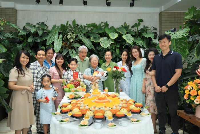 Khánh Thi (sinh năm 1982) tên thật là Nguyễn Hồng Thy. Cô xuất thân trong một gia đình có nền tảng nghệ thuật với bố ông Nguyễn Bảo Đoàn từng được đào tạo âm nhạc tại Thượng Hải và mẹ là bà Phạm Thị Đông - nghệ sĩ văn công từng tham gia Thanh niên xung phong. Anh trai ruột của Khánh Thi là nghệ sĩ vĩ cầm Nguyễn Xuân Huy.