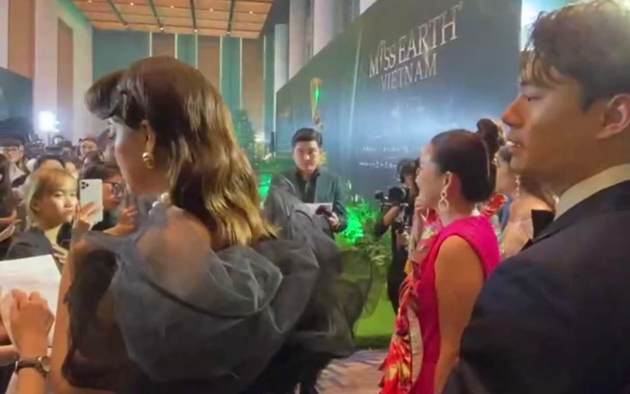 Trương Ngọc Ánh được tình trẻ tháp tùng tại sự kiện, có hành động gây chú ý Ảnh 2