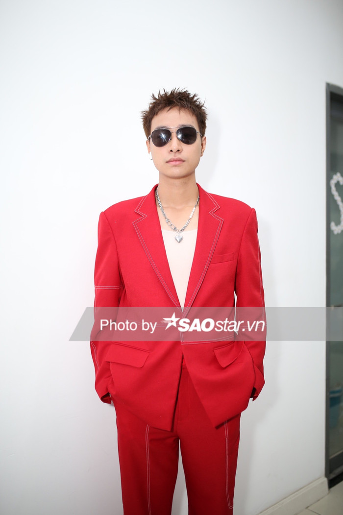 Trong các vòng thi gần đây tại Vietnam Idol, Hà An Huy đặc biệt yêu thích việc đeo kính. Và ở đêm bán kết, nam thí sinh vẫn quyết định không 'phá lệ' phong cách thời trang của bản thân