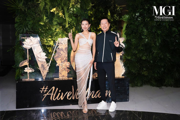 Hoa hậu Thuỳ Tiên và ông Nawat chụp ảnh vui vẻ, đập tan mọi nghi vấn trước đó. 