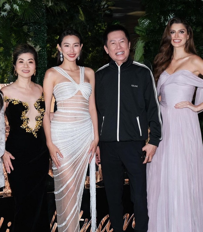 Gia đình 'Hoà bình' của Hoa hậu Thuỳ Tiên bên cạnh 'papa' Nawat, 'mami' Teresa và người kế nhiệm Miss Grand 2022 Isabella Menin. 